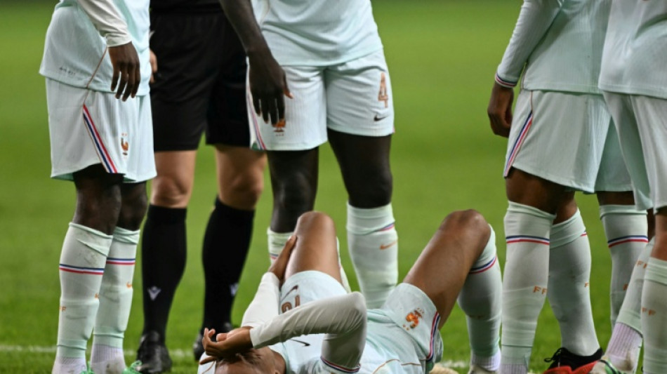  Mbapp&eacute; sofre hiperextens&atilde;o do joelho e deve ficar afastado por duas semanas 