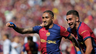 Raphinha renova com Barcelona at&eacute; 2028