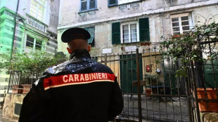 Il compagno l'accoltella, si butta dal balcone per salvarsi