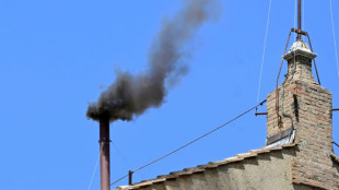 Noch kein neuer Papst gew&auml;hlt - schwarzer Rauch &uuml;ber dem Vatikan