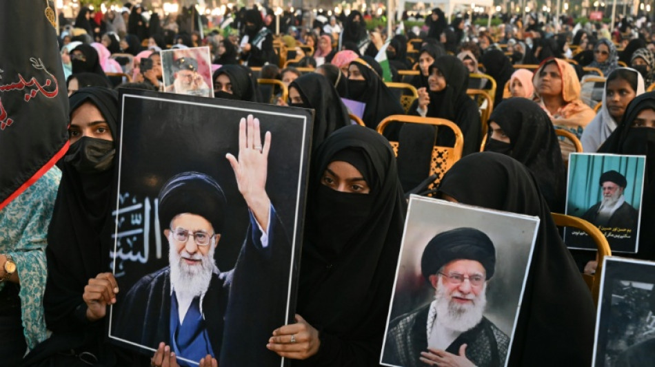  Una inmensa multitud marcha en el cortejo f&uacute;nebre del l&iacute;der iran&iacute; Jamenei 