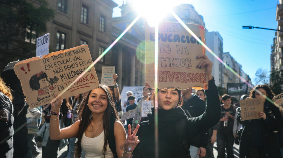  Argentina, migliaia in piazza per difendere le universit&agrave; pubbliche 