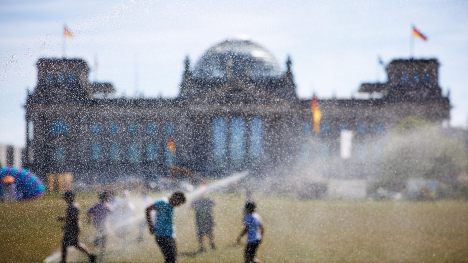  Caldo estremo a Berlino, chiusa la cupola di vetro del Bundestag nel weekend 