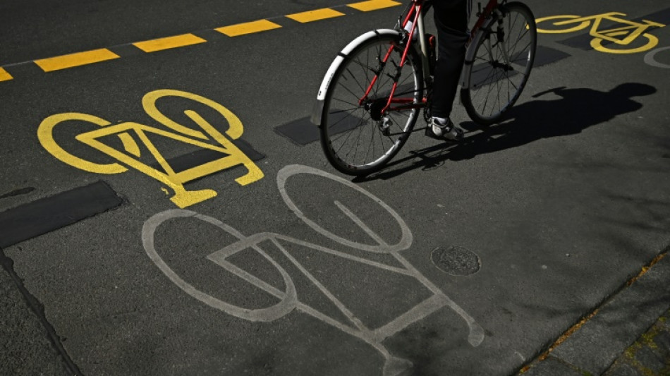 Illegal Fahrradstreifen auf Straße gemalt: Bremer Polizei nimmt zwei Männer fest