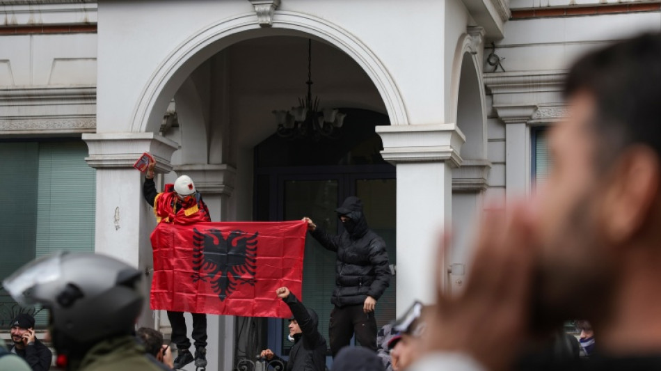  Acuado por protestos, premi&ecirc; alban&ecirc;s amea&ccedil;a multar manifestantes 