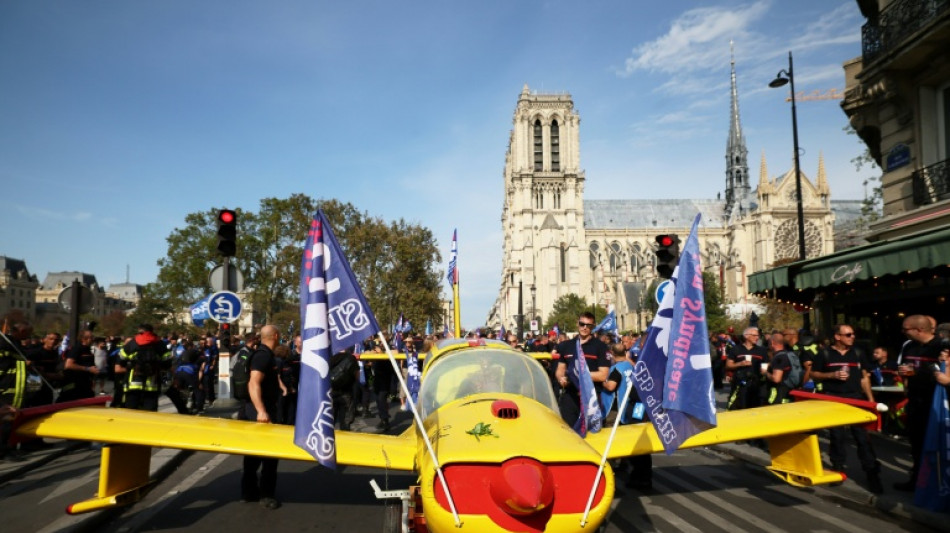  Des "pompiers &agrave; bout de souffle" manifestent dans Paris 