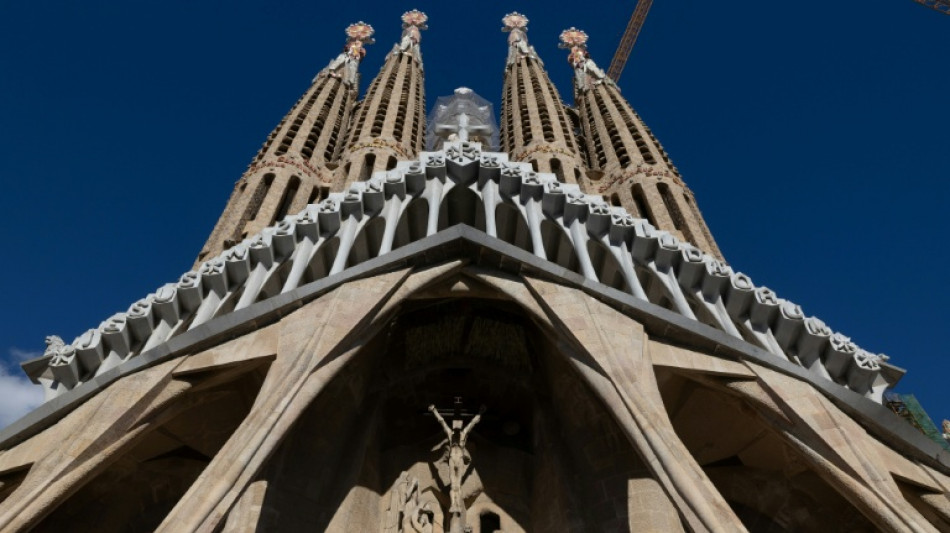  La Sagrada Familia de Barcelona alcanza la cima con su final todav&iacute;a en el aire 