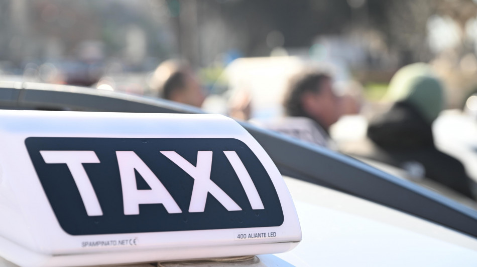  Caro-carburanti, sindacati taxi pronti a sciopero, governo ci risponda 