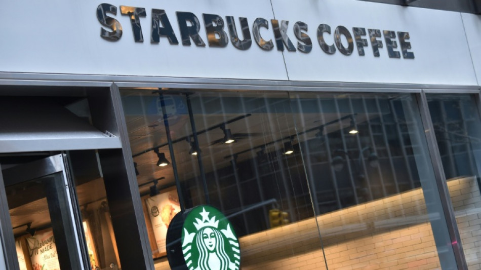  Starbucks, en restructuration, continue de fermer des caf&eacute;s en Am&eacute;rique du Nord 