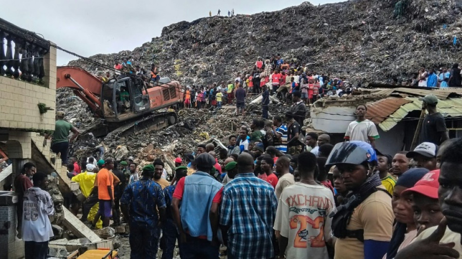  A Conakry, le d&eacute;sespoir et la col&egrave;re apr&egrave;s l'&eacute;boulement meurtrier d'une d&eacute;charge  