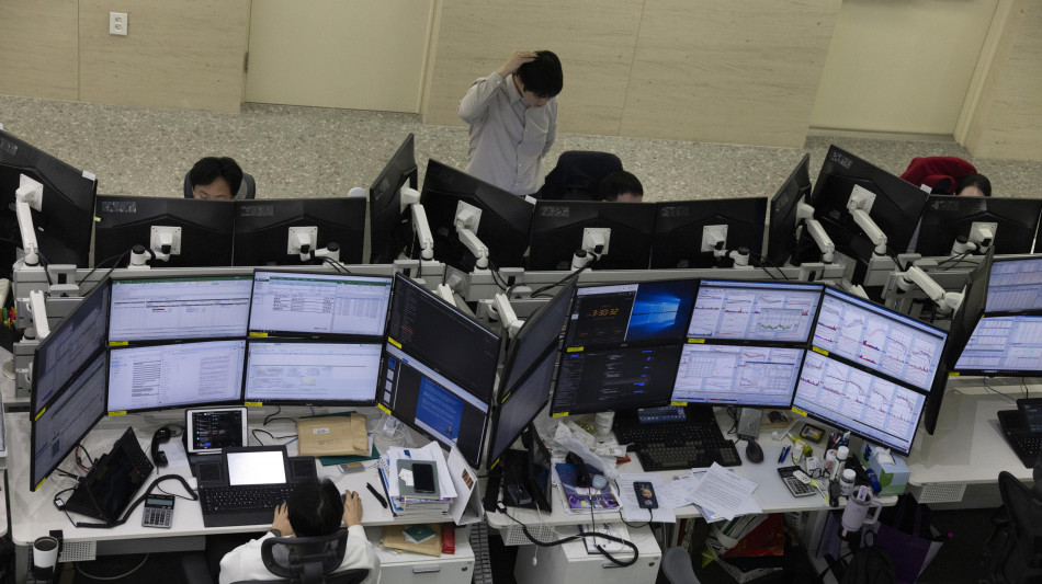 Borsa: l'Asia chiude contrastata, attesa per la Fed