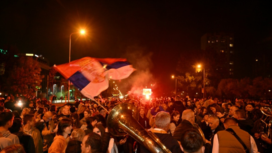  A Belgrade, liesse populaire apr&egrave;s la chute du "tyran" Vucic 