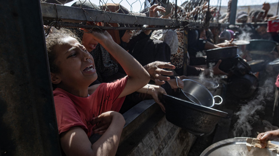 Hamas, 'saliti a 59 i morti per fuoco israeliano su area aiuti'