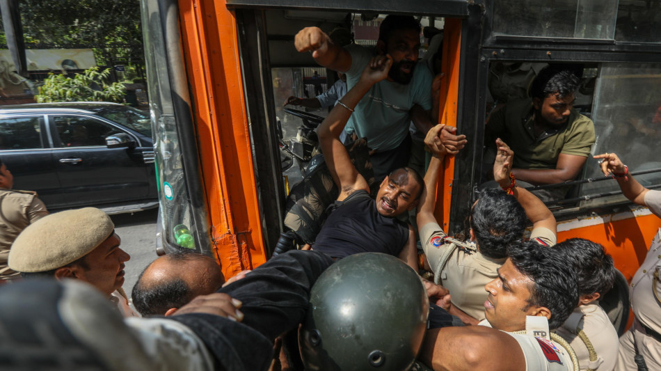 Media India, 'migliaia le persone fermate alla protesta a New Delhi'