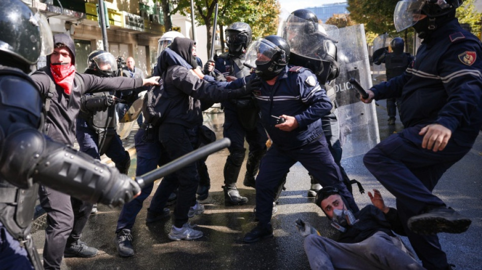  Thousands gather at new Albanian anti-government rally 