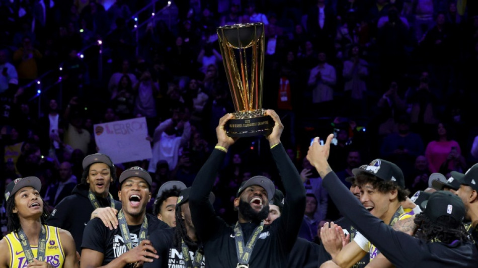 Coupe NBA: le "King" LeBron James soul&egrave;ve un troph&eacute;e tout neuf &agrave; Las Vegas