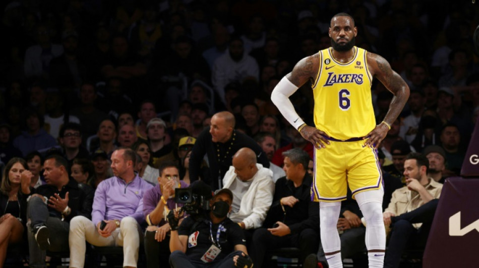 NBA: les Lakers esp&egrave;rent que James continuera &agrave; jouer, "m&ecirc;me s'il a m&eacute;rit&eacute; le droit" de se retirer