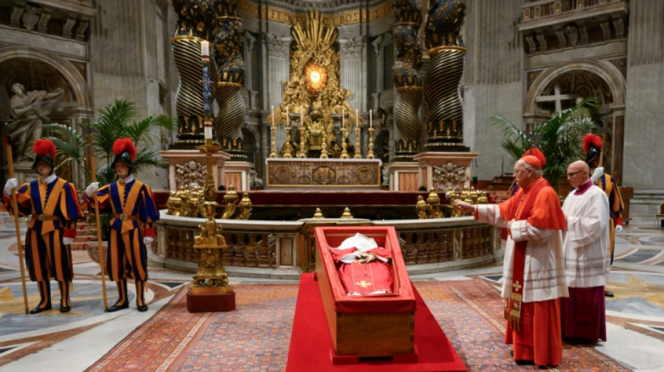 Caix&atilde;o do papa Francisco chega &agrave; sua &uacute;ltima morada, ap&oacute;s despedida acompanhada por multid&atilde;o
