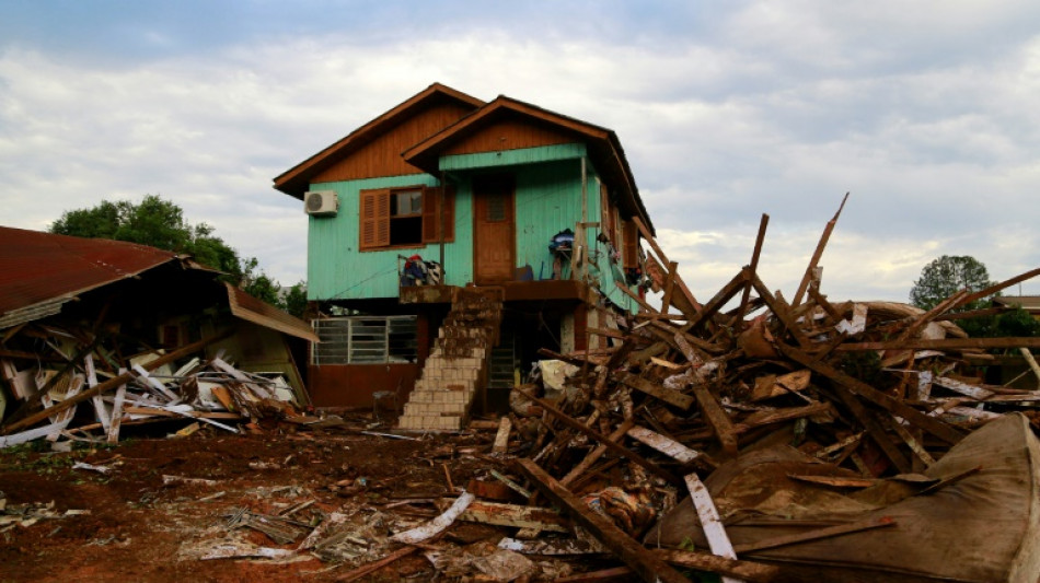 Sube de 25 a 46 el balance de desaparecidos tras el cicl&oacute;n en el sur de Brasil