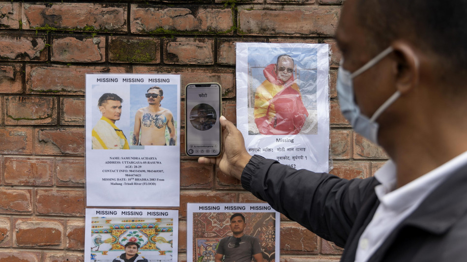  Nepal, il bilancio sale a 734 morti e 2.498 dispersi 