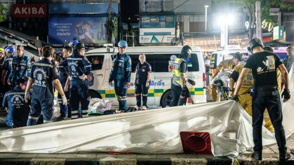  Al menos 27 muertos al incendiarse un bar en Bangkok 