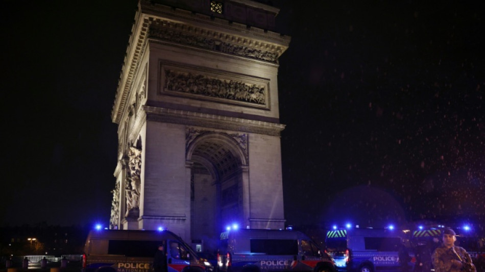  Mit Messer bewaffneter Mann in Paris von Polizei angeschossen 