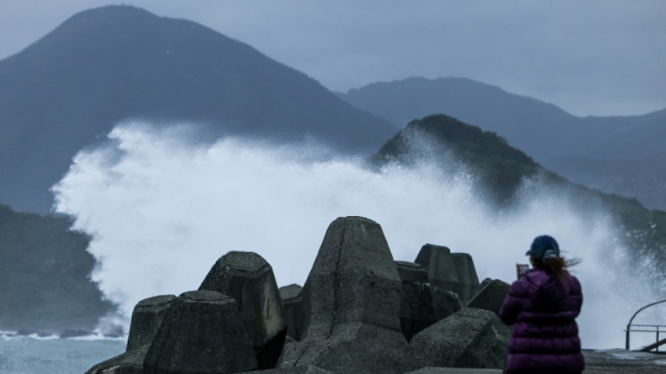  Taiwan issues warnings as Typhoon Champi nears 