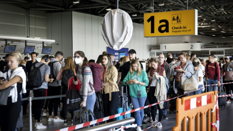 Files d'attente: l'a&eacute;roport d'Amsterdam prolonge l'indemnisation des passagers l&eacute;s&eacute;s