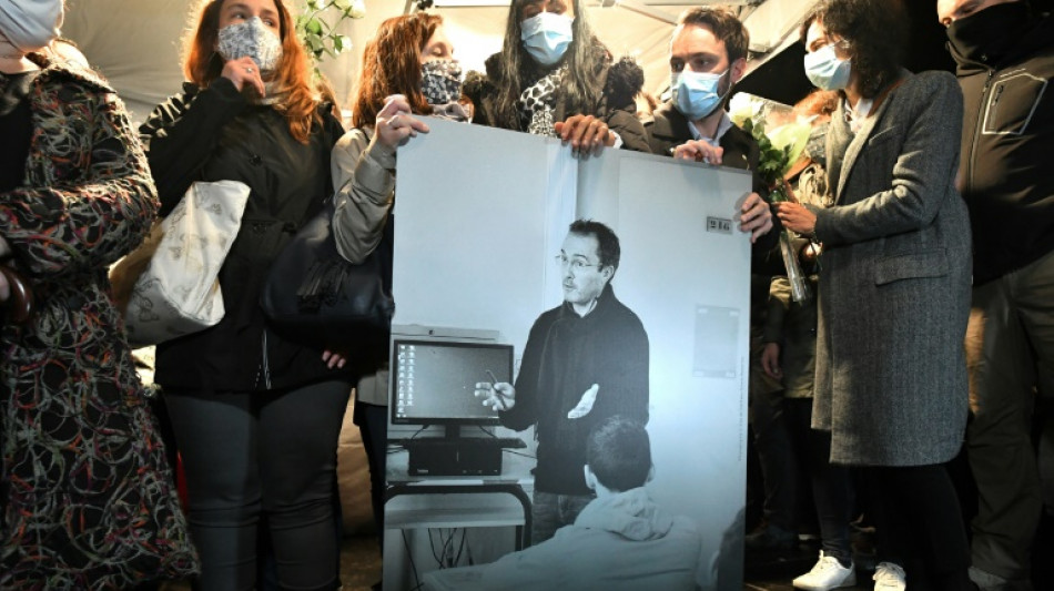 Penas sob sursis ou comut&aacute;veis para jovens envolvidos em morte de professor na Fran&ccedil;a