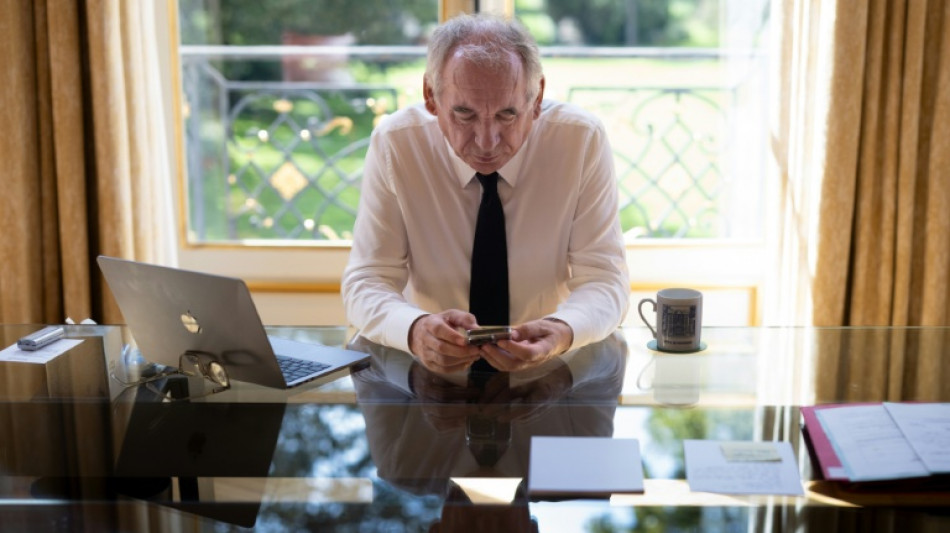 Primeiro-ministro faz alerta sobre 'emergência vital' da França pela dívida