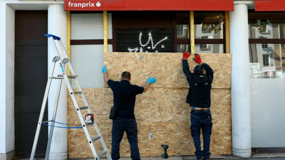  Paris decreta toque de recolher em duas &aacute;reas centrais antes de novos protestos 