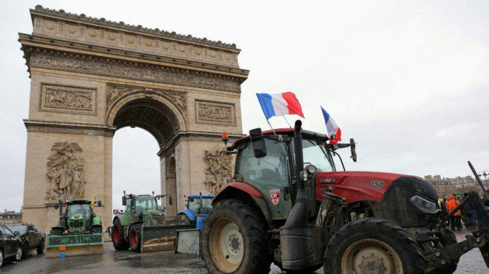 Los agricultores entran con tractores en Par&iacute;s para protestar contra el acuerdo UE-Mercosur