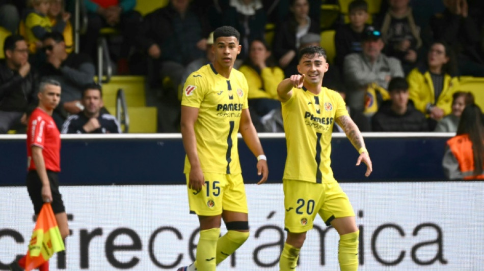 Villarreal down Elche to stay on Atletico's tail