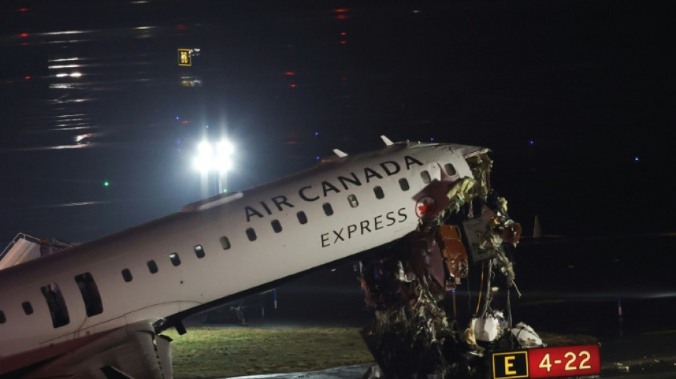  Aeroporto LaGuardia de Nova York reabre ap&oacute;s colis&atilde;o fatal entre avi&atilde;o e caminh&atilde;o na pista 