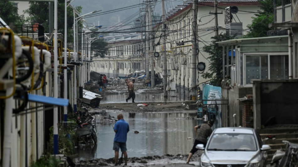La regi&oacute;n de Pek&iacute;n emerge de las inundaciones sin luz ni agua potable