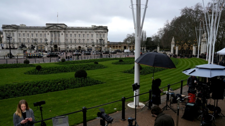  Brit&acirc;nicos comemoram pris&atilde;o do ex-pr&iacute;ncipe Andrew 