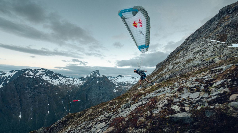  Aaron Durogati 'scala' oltre due Everest in meno 24 ore, record mondiale hike-and-fly 