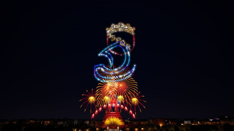  Nei fuochi d'artificio del 14 luglio l'omaggio al gemellaggio tra Parigi e Roma 