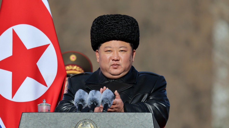  Media, Pyongyang svela un nuovo enorme lanciarazzi con capacit&agrave; nucleare 