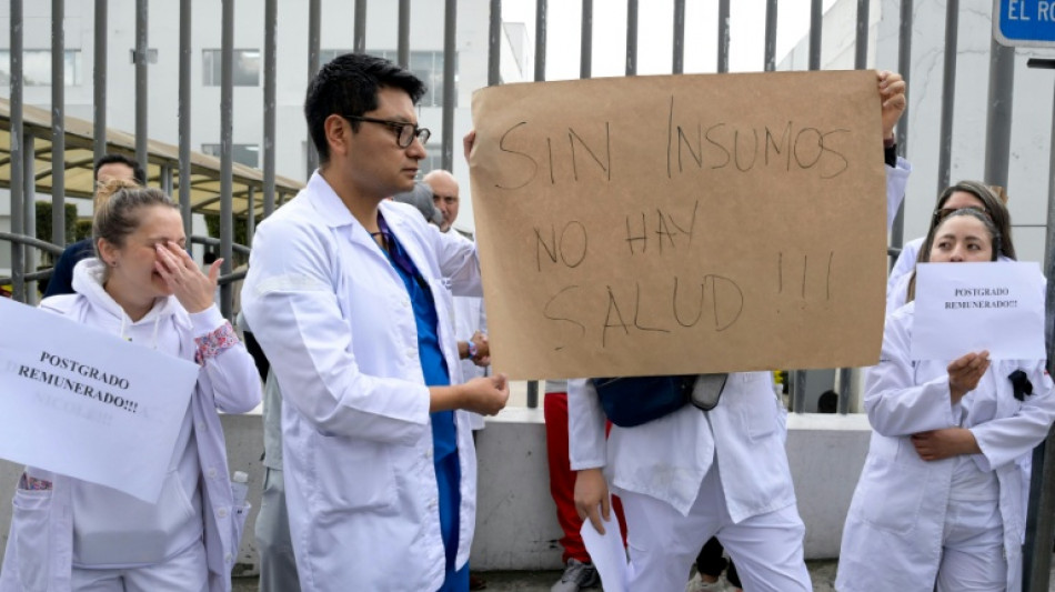  M&eacute;dicos e pacientes protestam contra crise no sistema de sa&uacute;de do Equador 