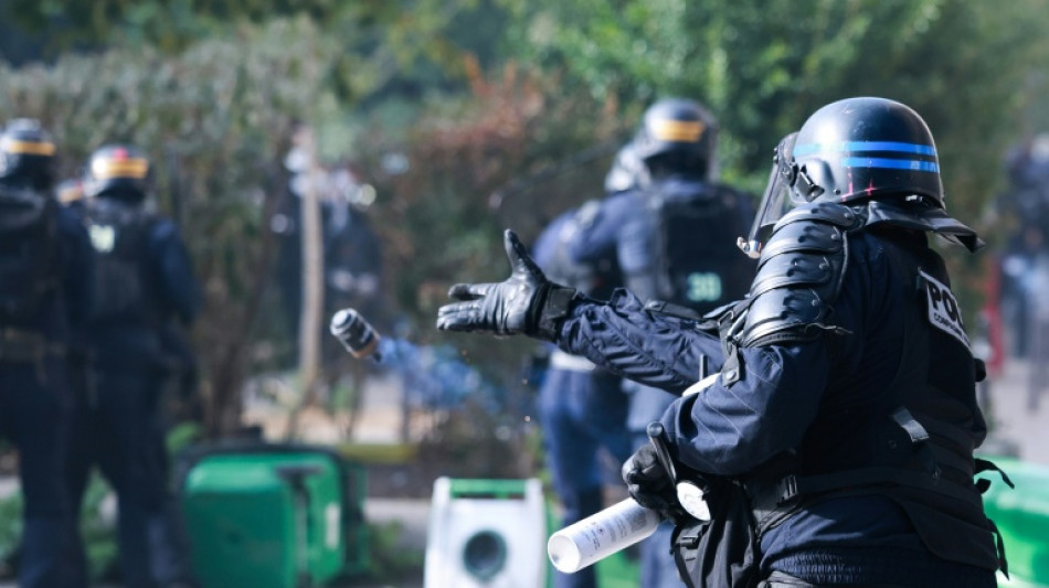  Fran&ccedil;a suspende o uso de granadas de efeito moral em protestos estudantis 