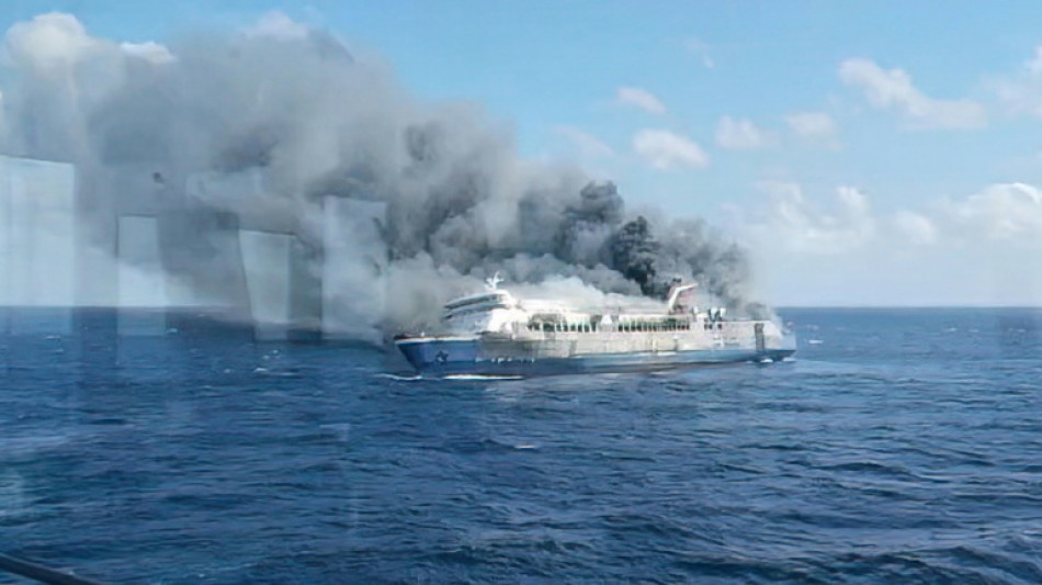  Cinco personas muertas y 41 desaparecidas por incendio de un ferry en Indonesia 