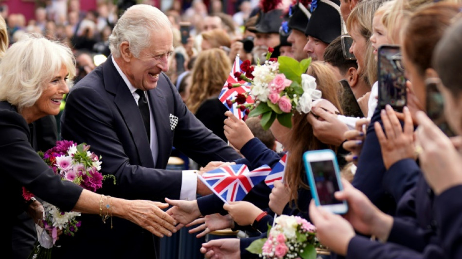 Le cercueil d'Elizabeth II en route pour Londres en vue de fun&eacute;railles grandioses