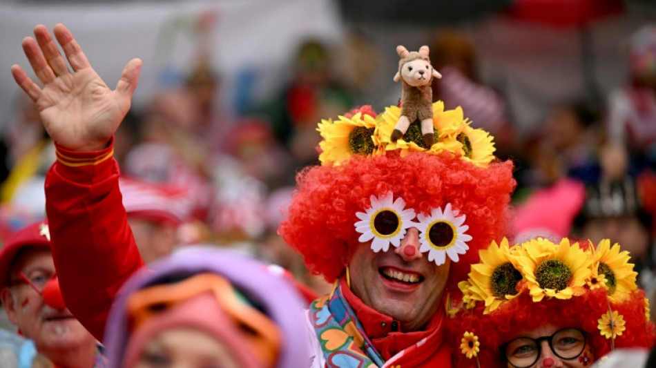 T&auml;uschend echtes Kost&uuml;m: Anzeige f&uuml;r Karnevalist in K&ouml;ln wegen Polizeiuniform 