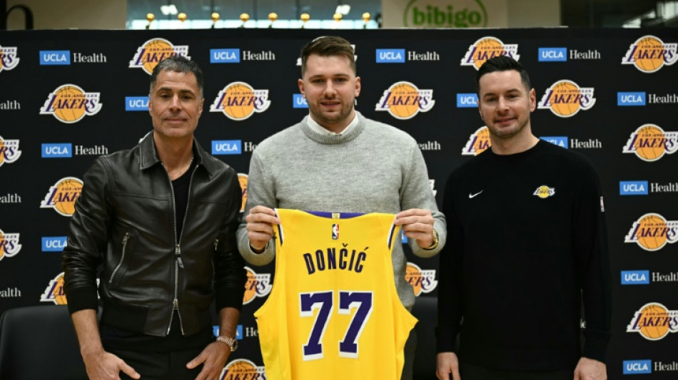 Doncic chega aos Lakers com fome de t&iacute;tulos ap&oacute;s surpreendente sa&iacute;da dos Mavericks