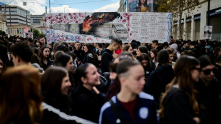 Les Grecs manifestent leur col&egrave;re trois ans apr&egrave;s une collision ferroviaire meurtri&egrave;re