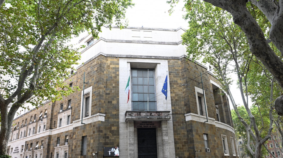  Al Mimit il vertice sui carburanti fra Urso e le compagnie petrolifere 