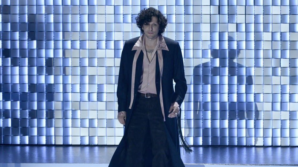  Ermal Meta con il nome di una bimba di Gaza cucito sul vestito 