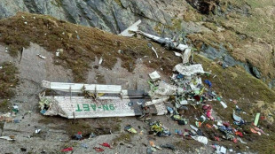 Localizan 16 cuerpos en Nepal en el lugar donde se estrell&oacute; un avi&oacute;n