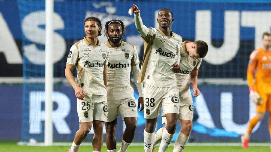  Lens goleia Paris FC (5-0), assume lideran&ccedil;a e segue sonhando com t&iacute;tulo da Ligue 1 